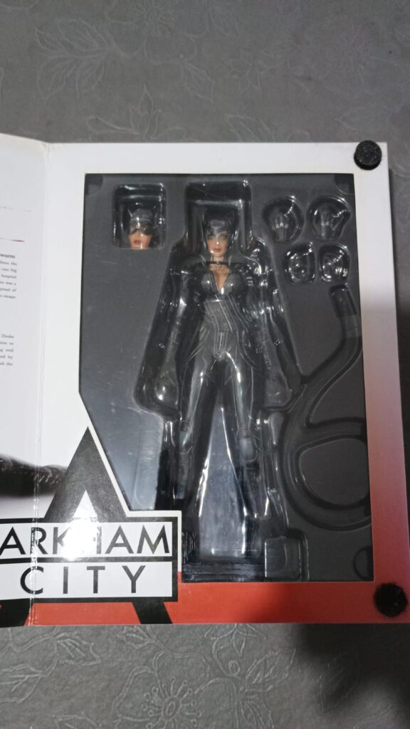 Play Arts Kai Catwoman Batman Arkham City — Raro Colecionável