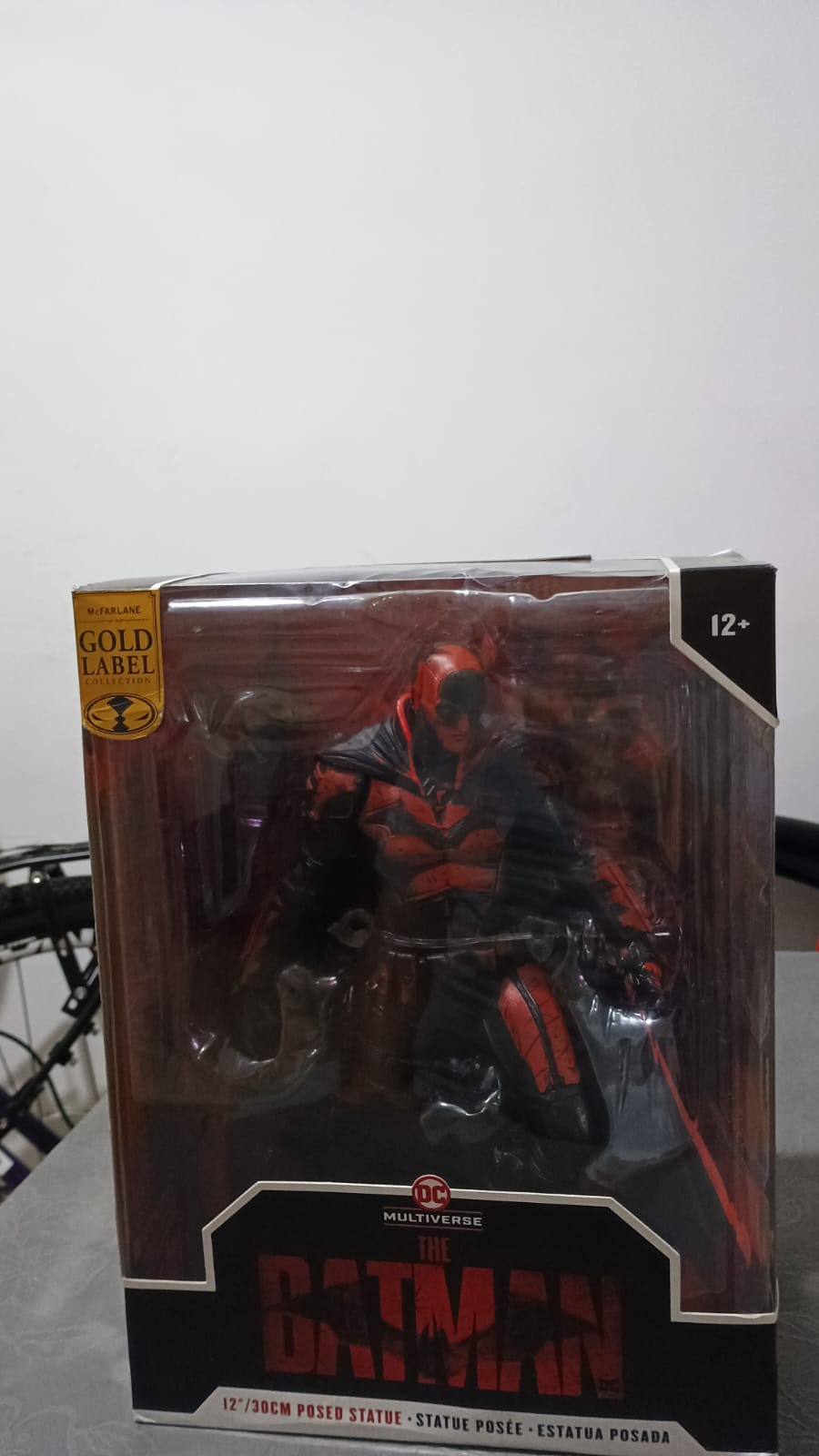 Batman The Batman McFarlane Gold Label 30 cm - detalhe 3 - HelioBrinquedos